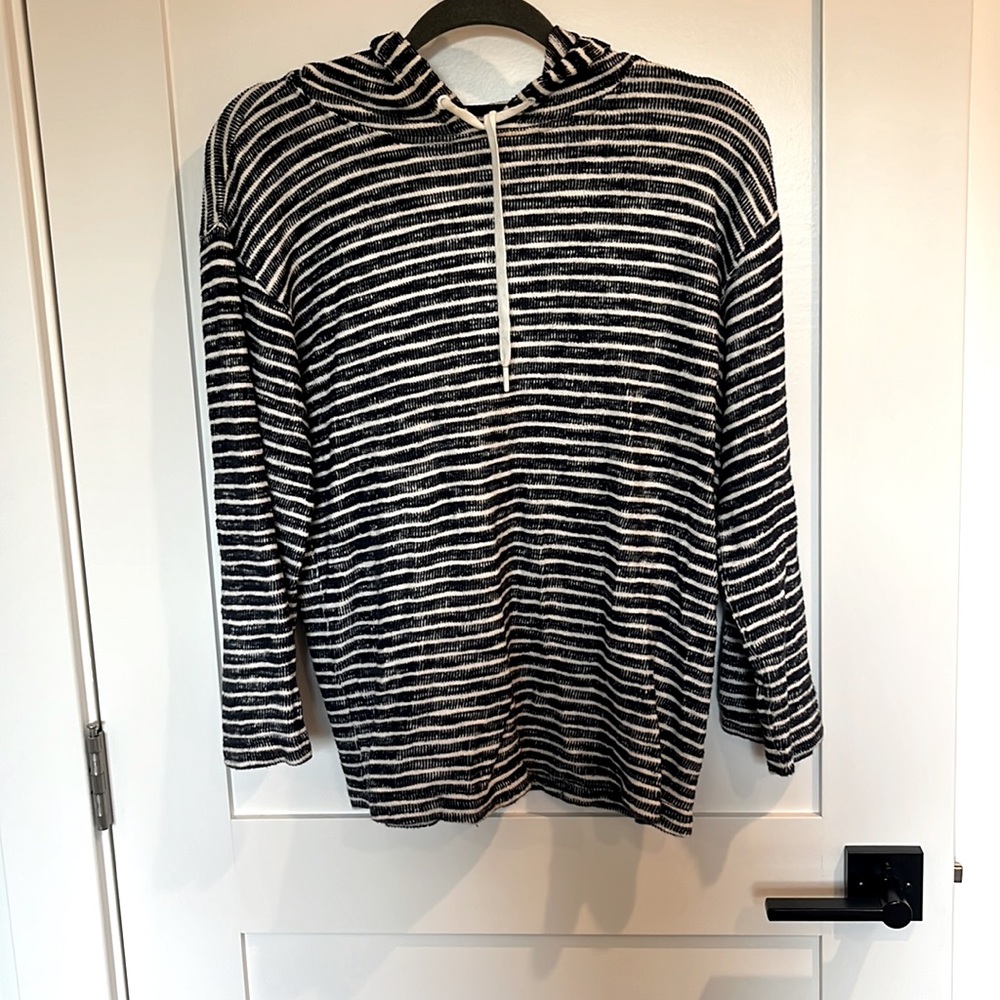 Blue and white knitted hoodie with 3/4 sleeves